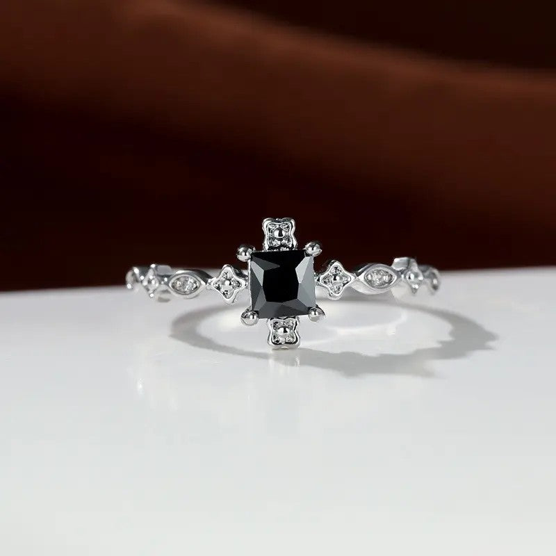 Vintage Black Gemstone Floral Ring