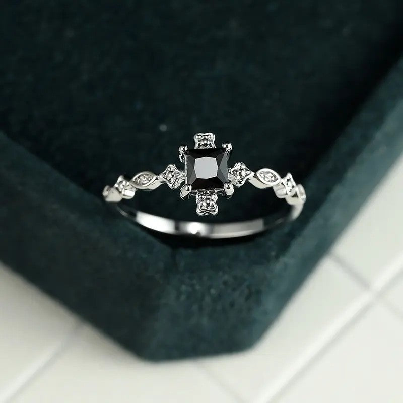 Vintage Black Gemstone Floral Ring